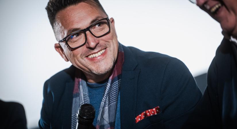 Ákos amiatt siránkozik, hogy nézők hiányában alig vetítik már a róla szóló dokufilmet