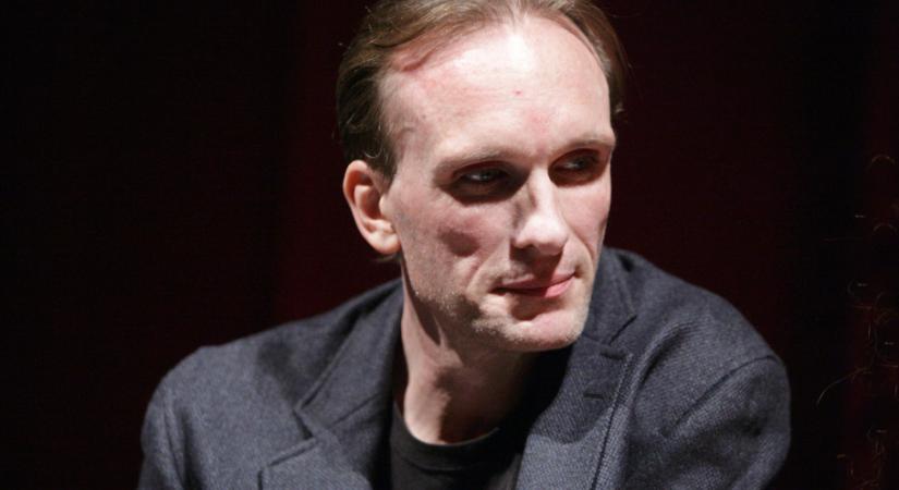 Meghalt A maszk rosszfiúja, Peter Greene