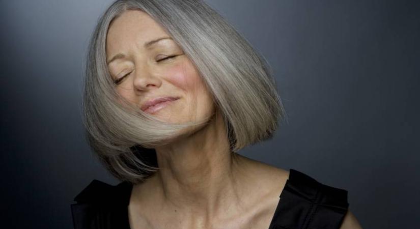 Ősz lenövés helyett fiatalító frizura: sikkesen nőies, és nem kell festeni többé