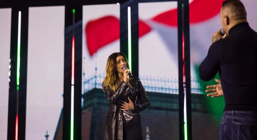 Új dallal lépett a Háborúellenes Gyűlés színpadára Radics Gigi és Curtis