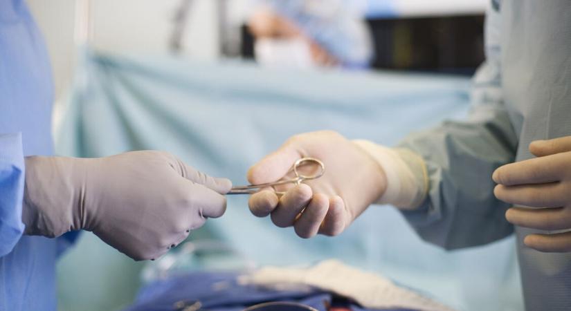 Részeg álorvos operált, YouTube oktatóvideó alapján – meghalt az indiai nő