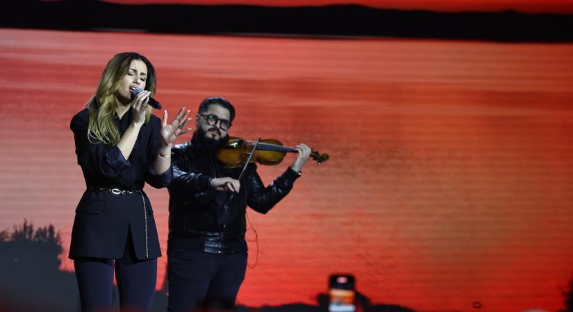 Radics Gigi és Curtis vadiúj dallal érkezett a Háborúellenes Gyűlésre