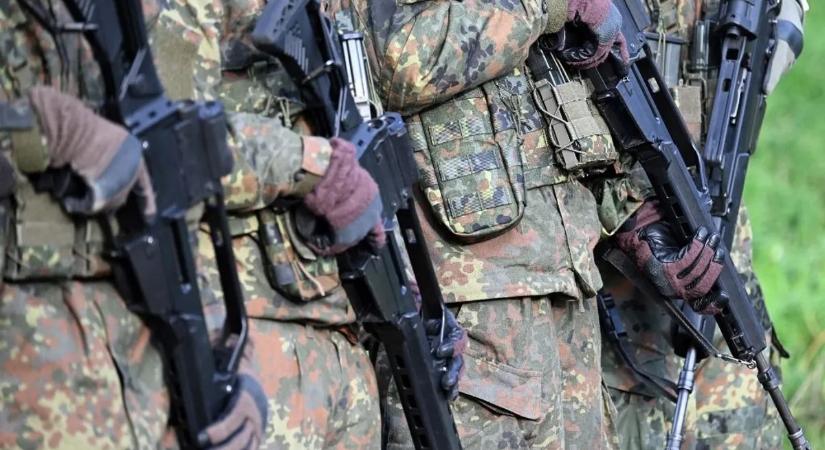 Észtország is lép: hosszabb sorkatonai szolgálat jön