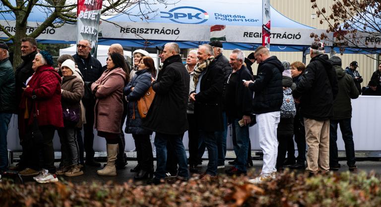 DPK-gyűlés Mohácson: Magasabb nyugdíjat, békét és disznóhúst akarnak a fideszesek