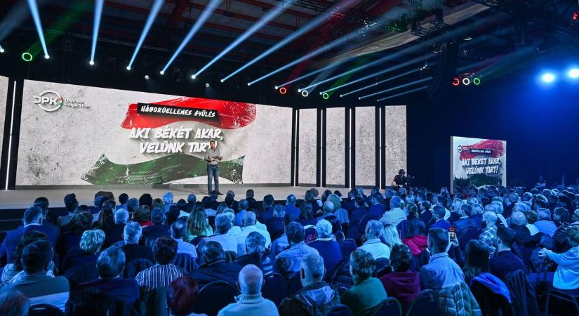 Dugig telt a mohácsi sportcsarnok a háborúellenes gyűlés résztvevőivel (videó)