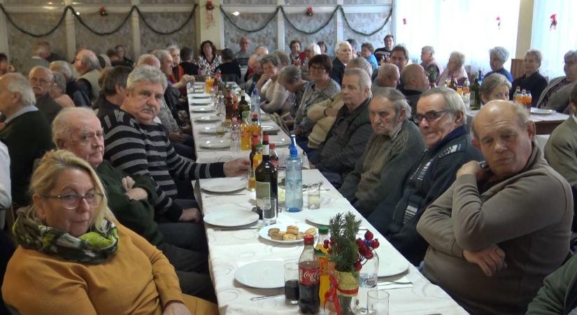 Megható pillanatok a zalai községben, könnyeket csalt a nyugdíjasok szemébe a meghitt ünnepség (galéria)