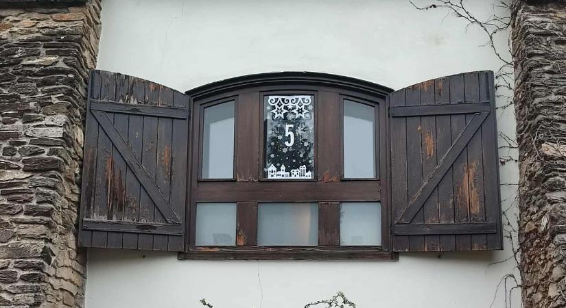 A kőszegi ablakok napról napra ünnepi díszbe öltöznek