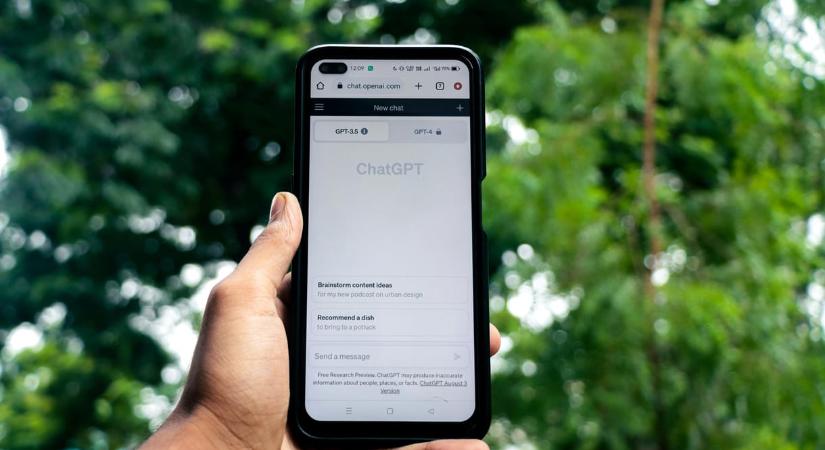 Mindenki a ChatGPT-t kattintgatja, már többen, mint a Wikipédiát vagy a WhatsAppot