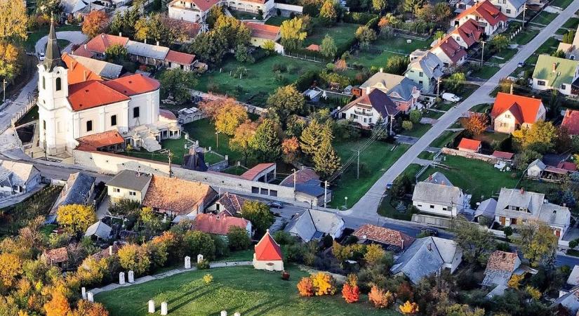 Sikeres jótékonysági árverés Bodajkon: Rubik-kocka a fő attrakció