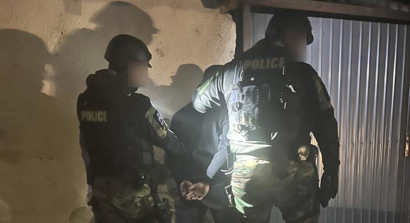 Egyszerre tíz helyszínen ütöttek rajta a dílereken, videókon mutatjuk a látványos akciókat