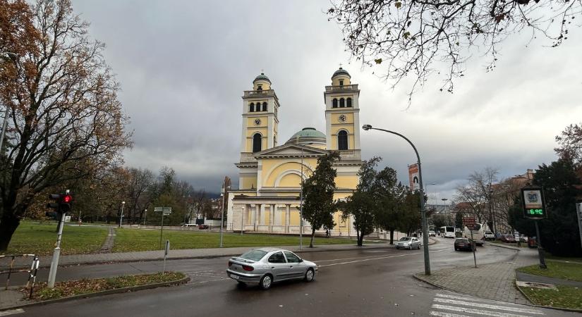 Ha azt hitted, a járdán parkolni rossz ötlet, nézd csak, hova tette egy egri lakos ezt a rollert!
