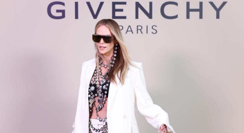 Az 50 éves Charlize Theron sosem volt még ilyen szexi