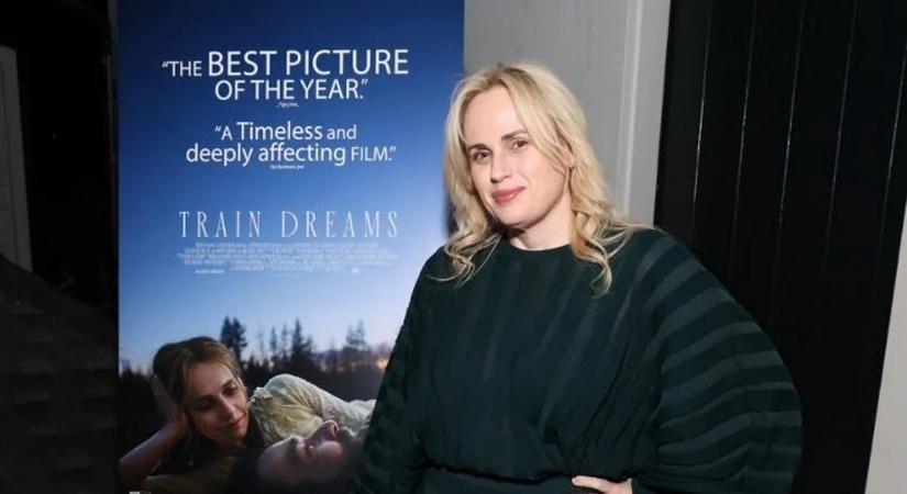Rebel Wilson feltűnő ruhája sokak figyelmét felkeltette
