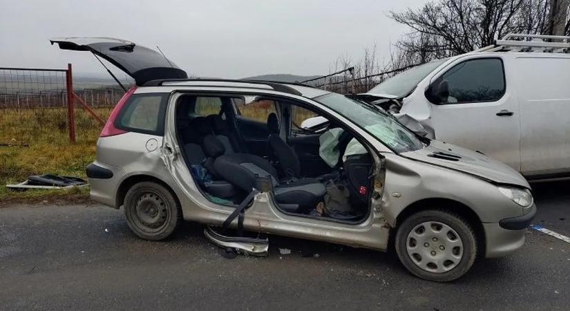 Friss fotókon a súlyos baleset, amelyhez mentőhelikoptert is riasztottak