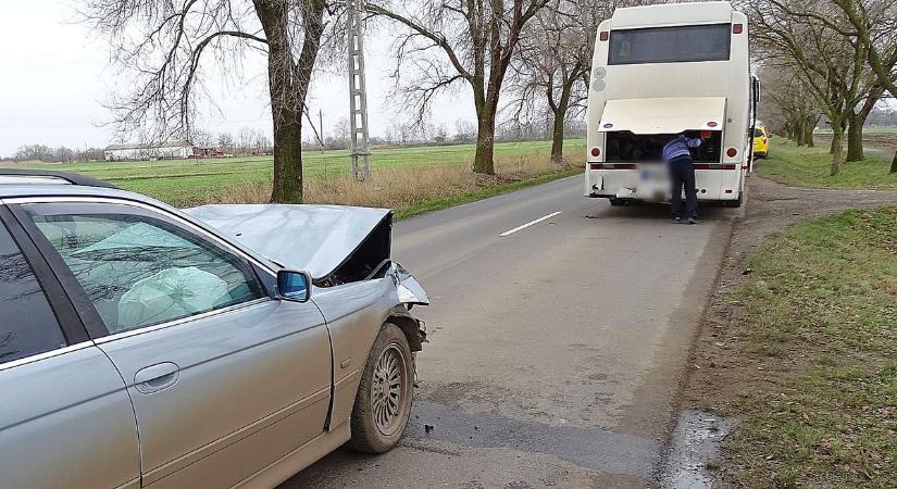 Csúnyán összetört a BMW miután a busszal ütközött, fotókon mutatjuk a helyszínt
