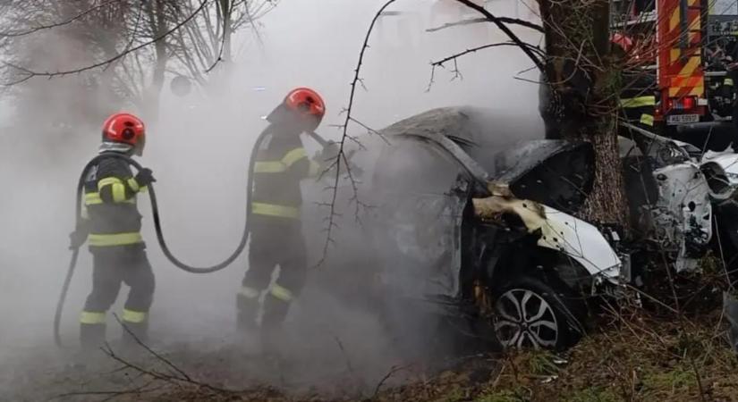 Fának csapódott és kigyulladt egy autó, a 19 éves sofőr meghalt