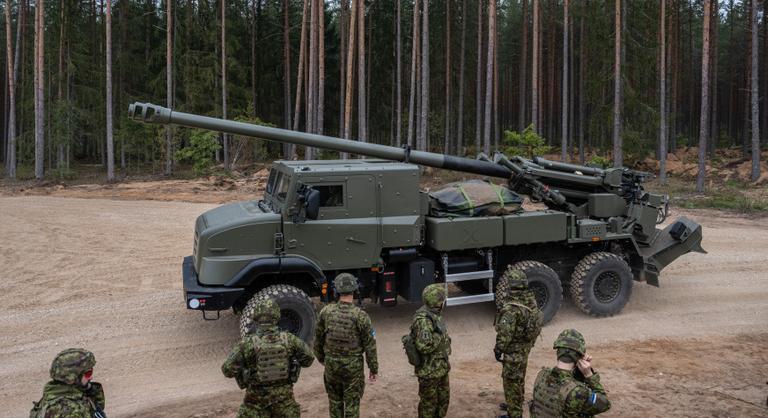 Észtország is háborúra készül, meghosszabbítják a kötelező katonai szolgálatot
