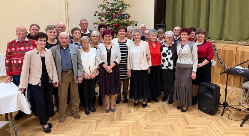 Karácsonyi hangulatban zárta az évet a Gyöngyvirág Nyugdíjas Klub Mezőtárkányban