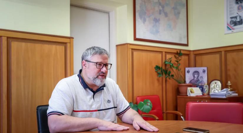 Simonka György leírta, hogy politikai szövetségeseinek adott pozíciókat, de szerint ez mindig is így volt, és a mai napig így megy