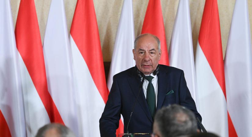 Havi 400 ezer forintot kap Sulyok Tamás protokolleseményeinek moderátora csak azért, hogy rendelkezés álljon