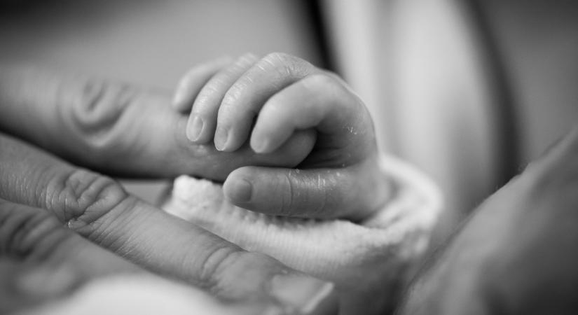 10 kilós tumor mögött bújt meg a baba - az orvosok szeme láttára történt a csoda