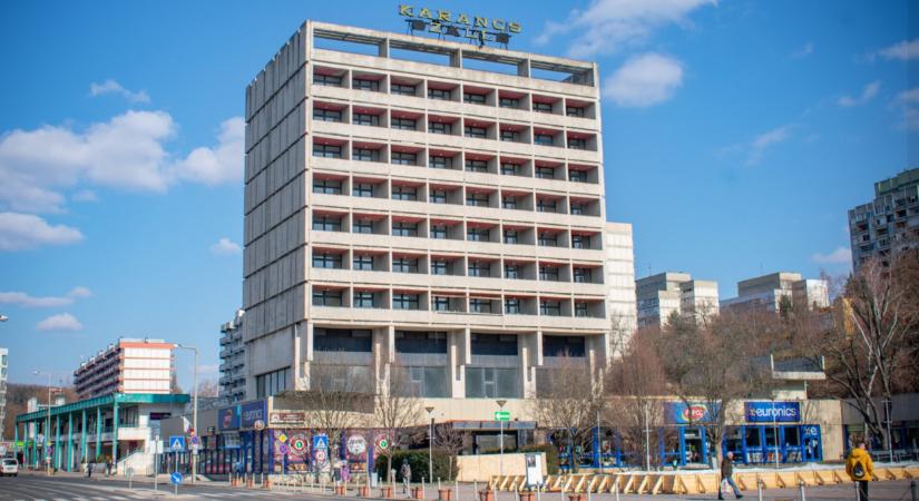 Áron alul vihető a vidéki nagyváros ikonikus kísértetszállója: bárki lecsaphat a híres toronyra  Fotók