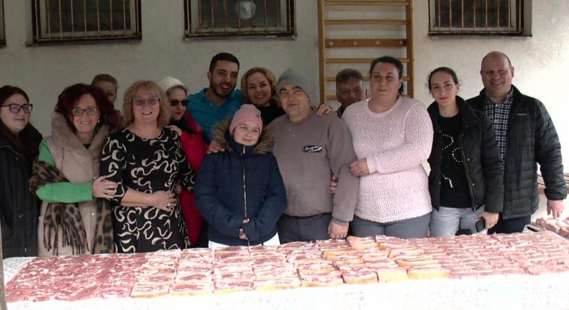 Ünnepi ebéddel és adományokkal készültek a karácsonyra Halápon