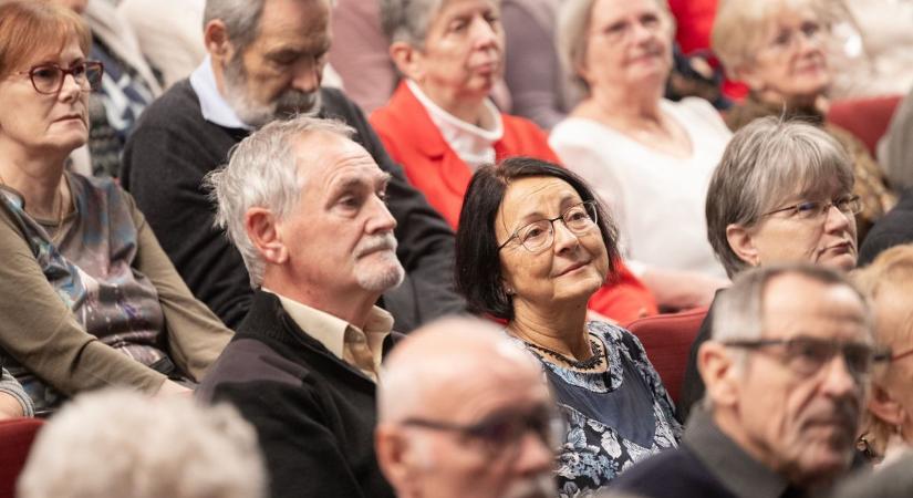 Karácsonyi ajándékok és vidám műsor – így ünnepeltek a veszprémi idősek ( galéria)