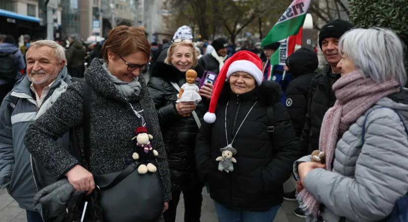Plüsslúddal és Rubik-kockával indul el Magyar Péter a Karmelitához