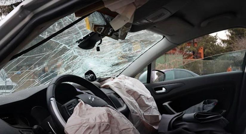 Busz és autó ütközött az M7-esen, Martonvásárnál