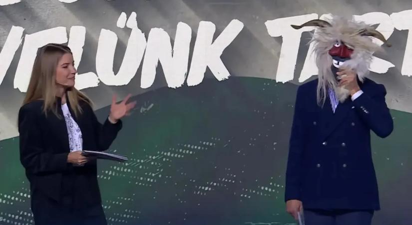 Kiderült, miért egy busómaszkban lépett színpadra Rákay Philip