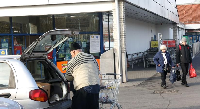 Így parkoltok Ti! Hiába van családos parkoló, lelkiismeretfurdalás nélkül hazudnak maguknak gyereket az autósok