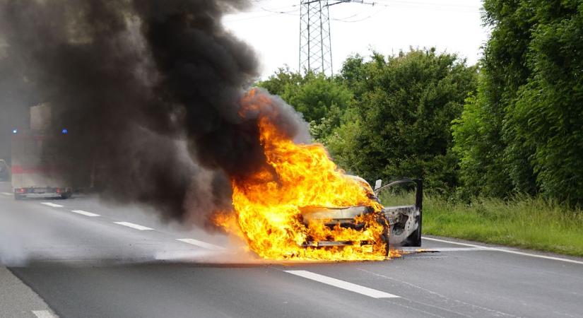 Nagy a baj: busz és autó ütközött az M7-esen - az autó kigyulladt