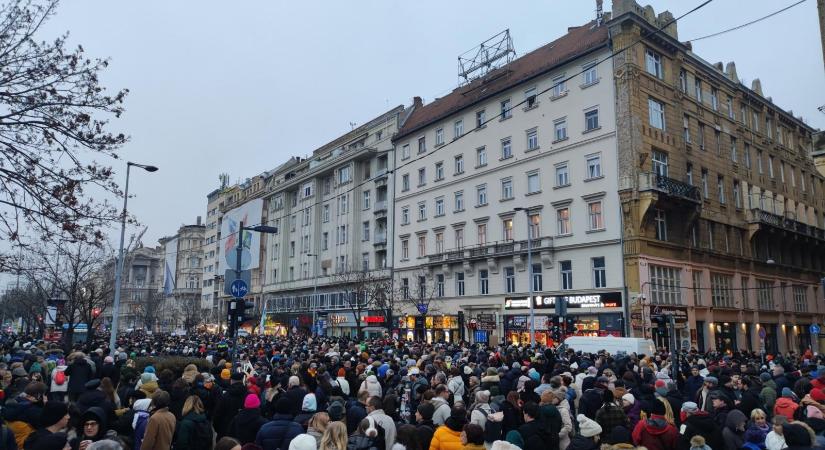 Kezdődik a nagy gyermekvédelmi tüntetés, gyűlnek az emberek a Deák téren – Percről percre