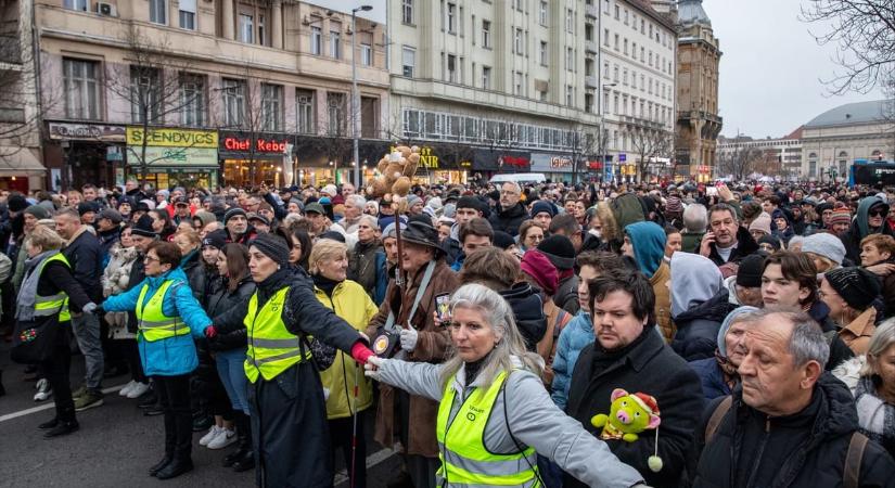 Több ezren gyűltek össze és vonulnak a Karmelita elé Magyar Péterrel