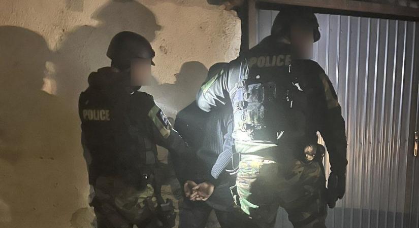 Tíz helyszínen csaptak le a rendőrök, 110 milliónyi kábszer nem került utcára