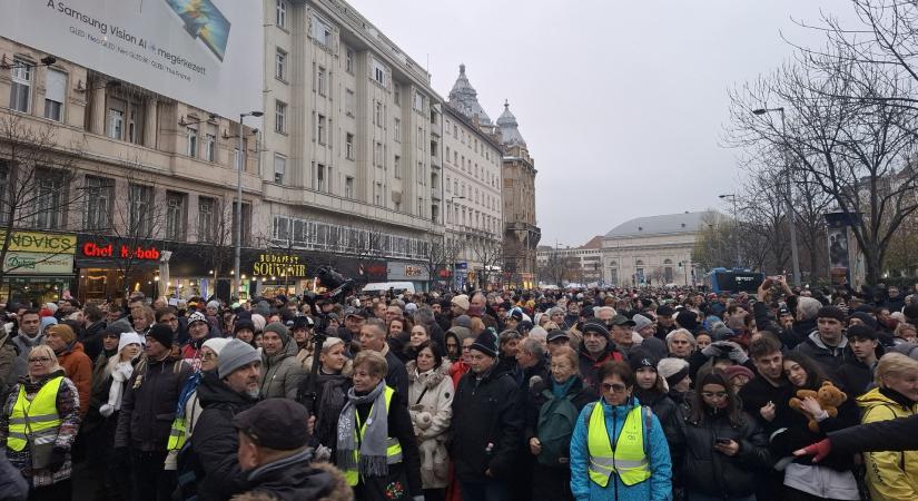Elindultak a Karmelita felé a Magyar Péter hívására a gyermekjogokért tüntetők
