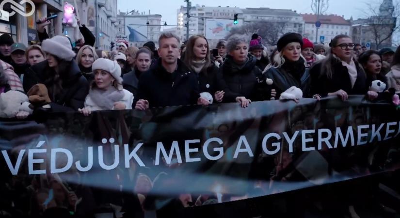 Elindult Magyar Péterék menete a Karmelitához és a Sándor-palotához – itt nézhető élőben