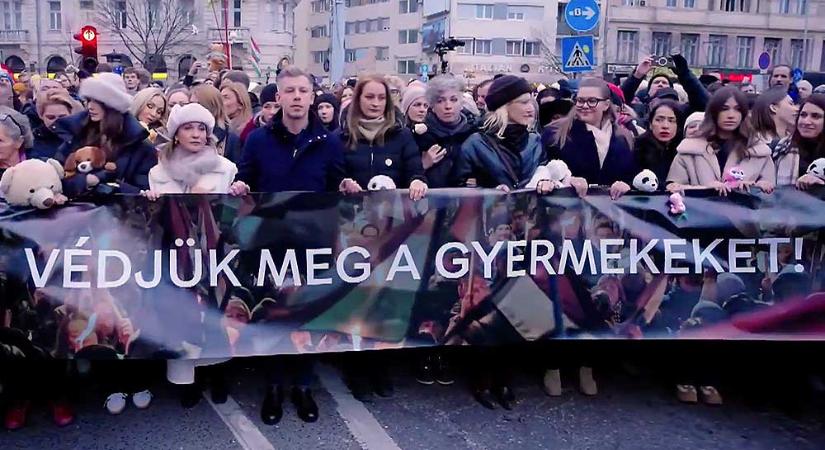 Rost Andreával és Borbély Alexandrával vonul Magyar Péter a Sándor-palotához, a „gyermekek mellett, az orbáni hazugség ellen” elnevezésű demonstárció élén