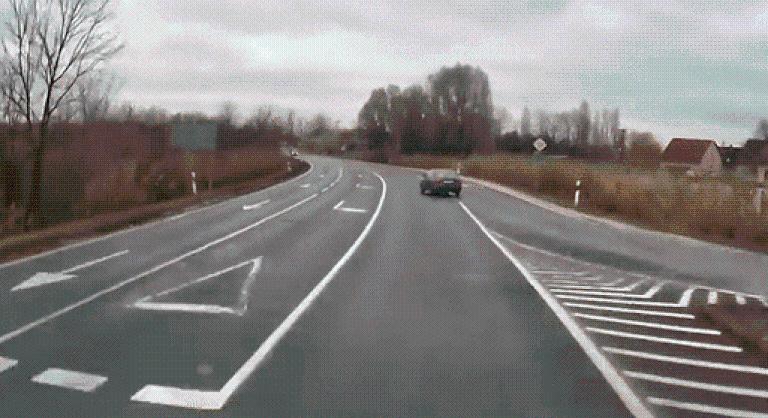 Egy idős nő hajtott a kamion elé Érdnél – nem sokon múlt a tragédia