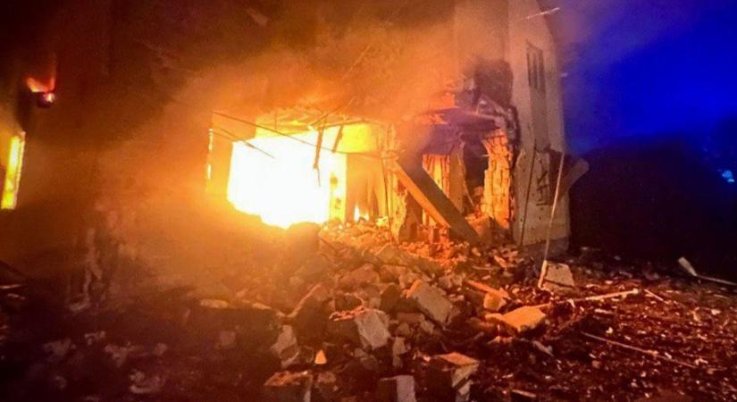 „El akarják pusztítani Ukrajnát” – Sötétbe borította az ország jelentős részét egy orosz támadás