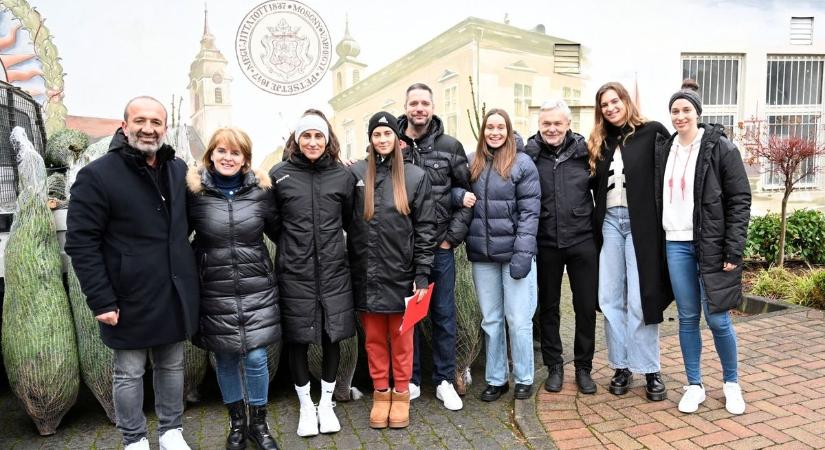 Karácsonyi hangulat az MKC-val: ételt és karácsonyfát osztottak a Városházán