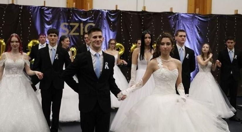 A Széchenyi gimnázium szalagavatón ünnepelte végzőseit – galéria, videó