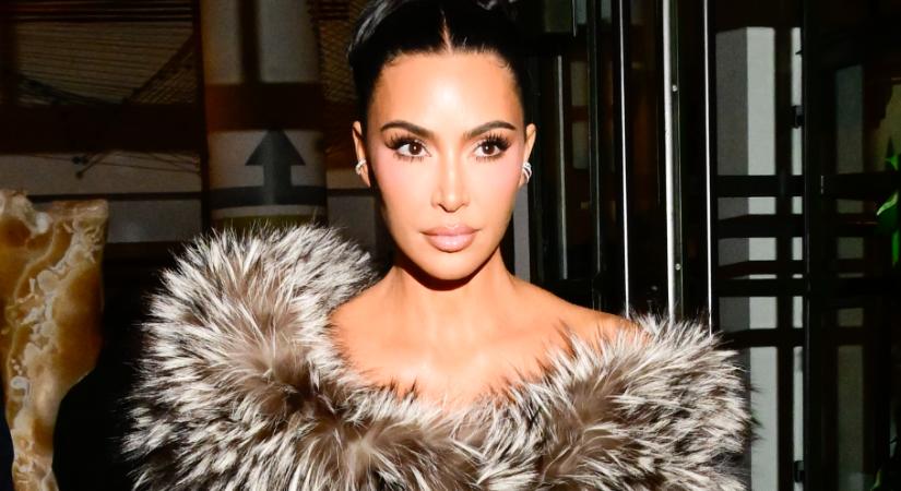 Kim Kardashian ezzel a dögös fehérneműs szettel nyitotta meg az ünnepi szezont
