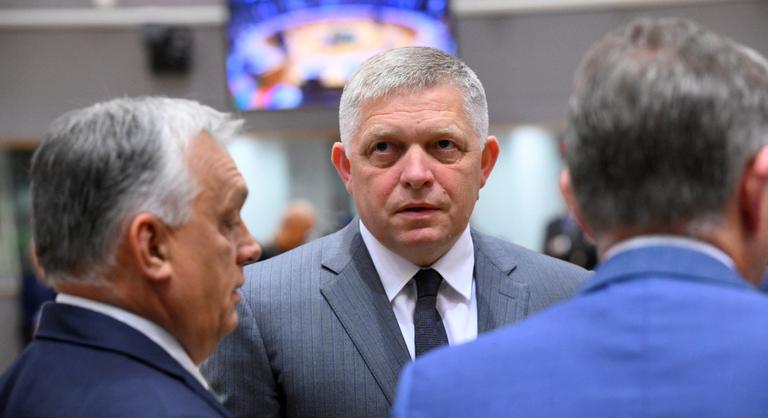 Nagy bajban Robert Fico kormánya, félelmükben a magyarokba is hatalmasat rúgtak