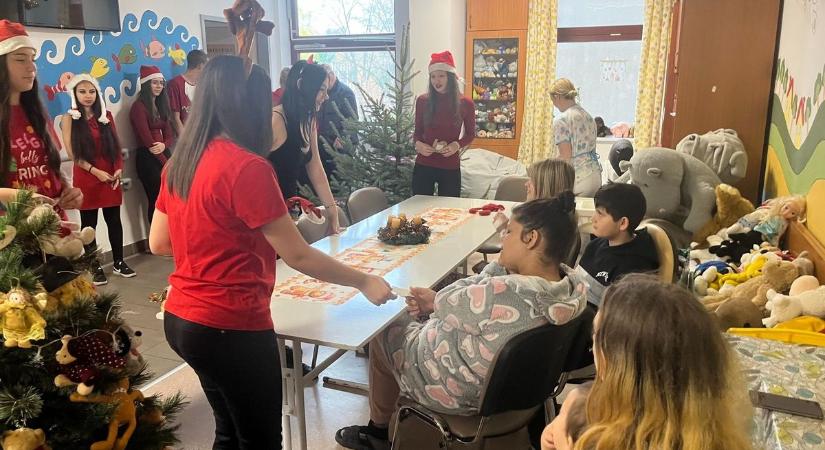 Diákok vitték el az ünnep melegét az egri hospice és gyermekosztály betegeinek