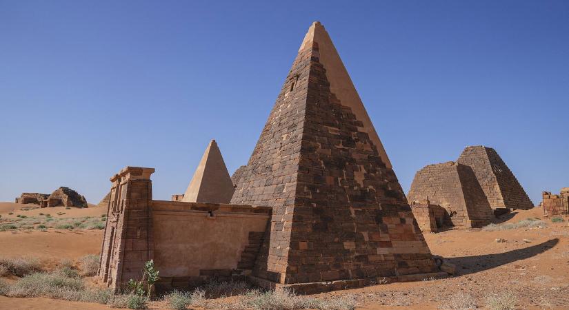 A magyar tudós benézett a királyi nekropolisz alá, 2000 éves idegen üzenet fogadta a piramistemetőben