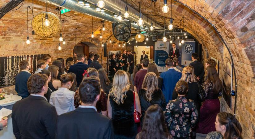 „Magától szerveződik, értékek mentén” – Rétvári Bence a fiataloknak