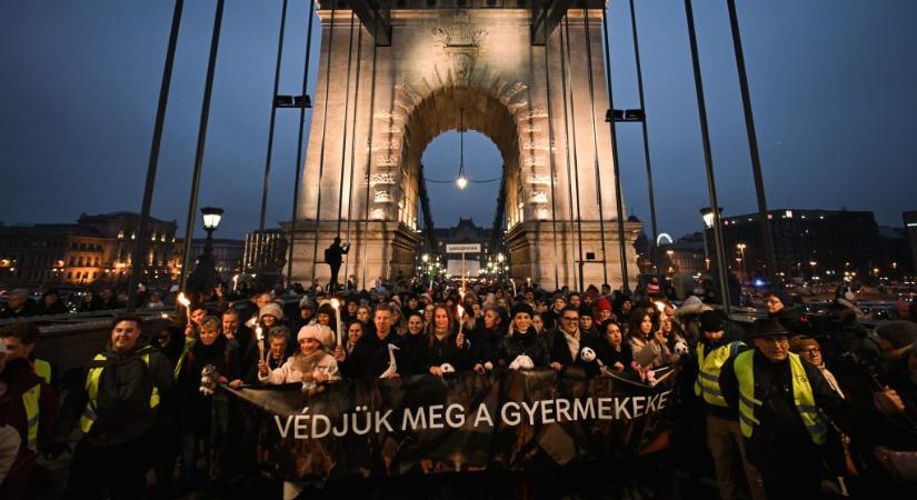 A Lánchídon megy át a menet