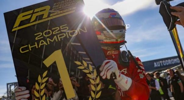 Brit tehetséget választottunk az év juniorjának